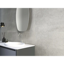 Moderne badkamer met Arkety Grey 30x90 rect tegel, ovalen spiegel en witte waskom