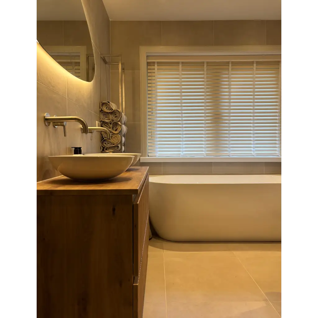 Moderne vrijstaande witte bathtub met ronde hoeken, perfect voor Bergambacht 60x60 Rett