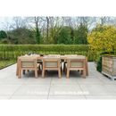 Houten buitentafel met stoelen op patio, ideaal met Concrete Smoke 90x90x3