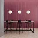 Hoge bartafel met zwarte barkrukken en hanglampen boven Grace Berry Gloss 7,5x30
