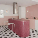 Roze tegels op een keuken eiland met ronde RVS afzuigkap boven Grace Oval Berry