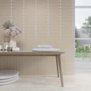 Moderne houten bank met licht afwerking, perfect voor Grace Sand Gloss