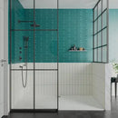 Moderne inloopdouche met zwarte glaswanden en Grace White Gloss tegels, turquoise wand