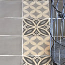 Decoratieve tegelpaneel met een geometrisch bloemmotief in grijs en room, Madelaine decor-5 13x13