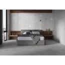 Grijze gestoffeerde bed met houten nachtkastjes en hoofdbord, Munich Pearl 60x60 rett