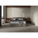 Modern grijs gestoffeerd bed met houten nachtkastjes, Munich Taupe 60x60 rett