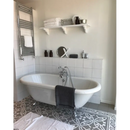 Witte clawfoot badkuip met chroom poten, perfect voor Rioja Decor vloertegels
