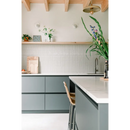 Moderne keuken met saliegroene kasten en witte werkbladen van Mosaic Factory SEF