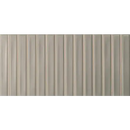Beige corrugated metalen paneel met verticale ribbels van zoete grijze staven