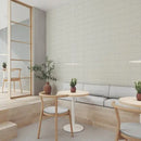 Minimalistische houten stoel met gebogen rug en witte matte repen ernaast