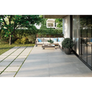 Moderne patio met Terrastegel Concorde Pearl 60x60 en buitenzitmeubels
