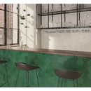 Bar counter met Zellige Hexa Emerald tegels en houten bovenkant in groen
