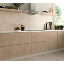 Moderne keukenkasten met licht houten afwerking en handleless lades, Zellige Hexa Wit