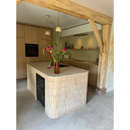 Moderne houten keuken eiland met witte steen aanrechtblad en Zelliges Alhambra Bejmat 01 Fez 5x15 cm