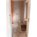 Witte houten deur met gouden handgreep en slot, modern design in Boston Brick Downtown