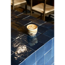 Latte art cup met hart op Zelliges Alhambra 51 Bleu de Nuit blauwe wandtegel