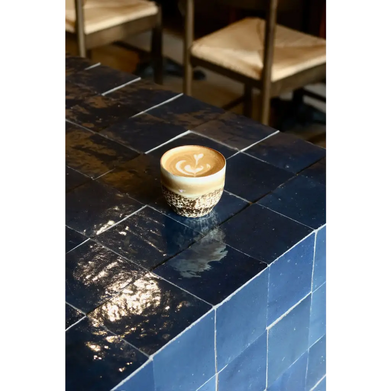 Latte art cup met hart op Zelliges Alhambra 51 Bleu de Nuit blauwe wandtegel