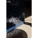 Zwarte en witte mozaïekwandtegel met blauwe grout, Zelliges Alhambra 51 Bleu de Nuit 10x10 cm