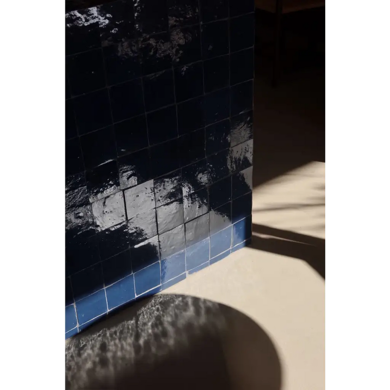 Zwarte en witte mozaïekwandtegel met blauwe grout, Zelliges Alhambra 51 Bleu de Nuit 10x10 cm