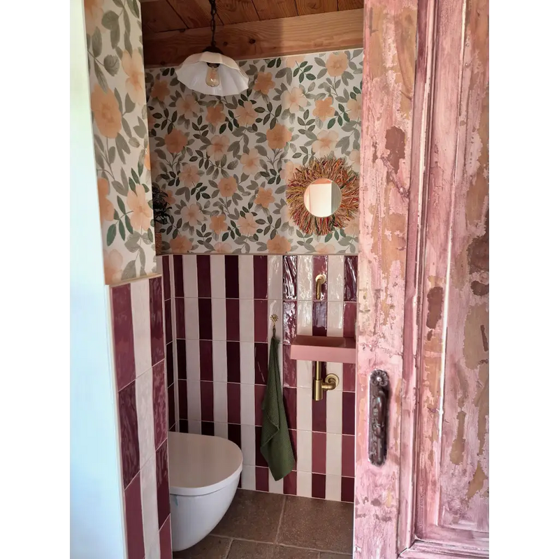 Witte toilet met floral behang en gestreepte tegels van TopTegels Beach Paars
