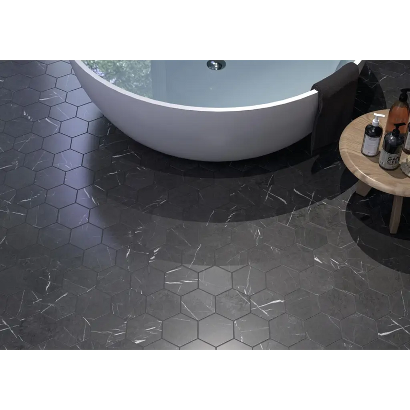 Witte vrijstaande badkuip met Hexagon Marquina mat 15x17 tegels en modern design