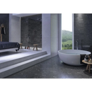 Witte vrijstaande badkuip met modern design en minimalistische look op Hexagon Marquina mat 15x17