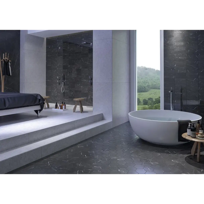 Witte vrijstaande badkuip met modern design en minimalistische look op Hexagon Marquina mat 15x17