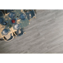 Wooden dining tafel met blauwe borden en bestek op grey 23x120 vloer