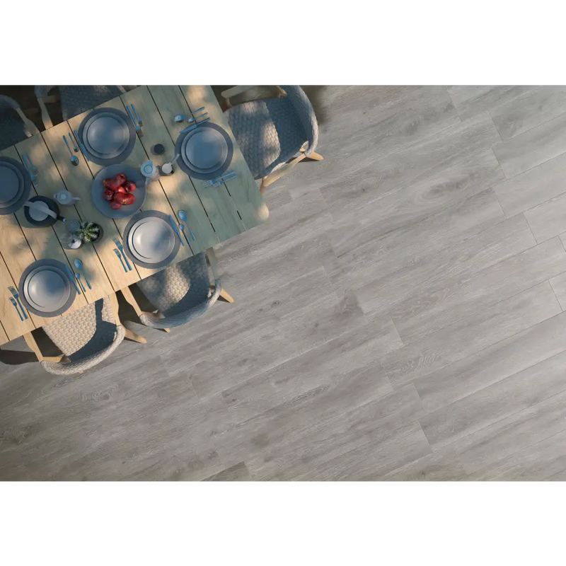 Wooden dining tafel met blauwe borden en bestek op grey 23x120 vloer