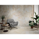Grijze fauteuil met metalen poten op de Onix Cream Mat 60x120 rett