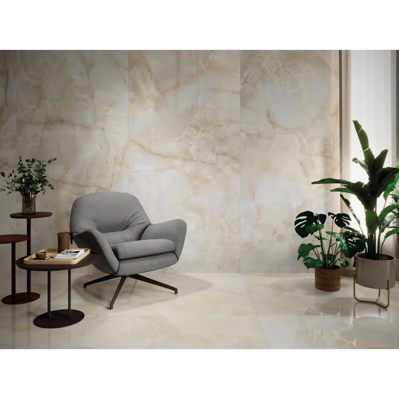 Grijze fauteuil met metalen poten op de Onix Cream Mat 60x120 rett