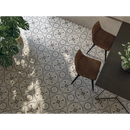 Kamari Pisa mat 60x60 met zwart-witte geometrische cementtegelprint op de vloer