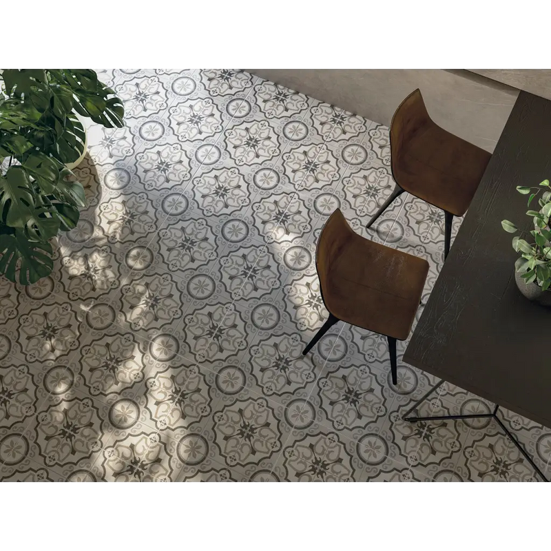 Kamari Pisa mat 60x60 met zwart-witte geometrische cementtegelprint op de vloer