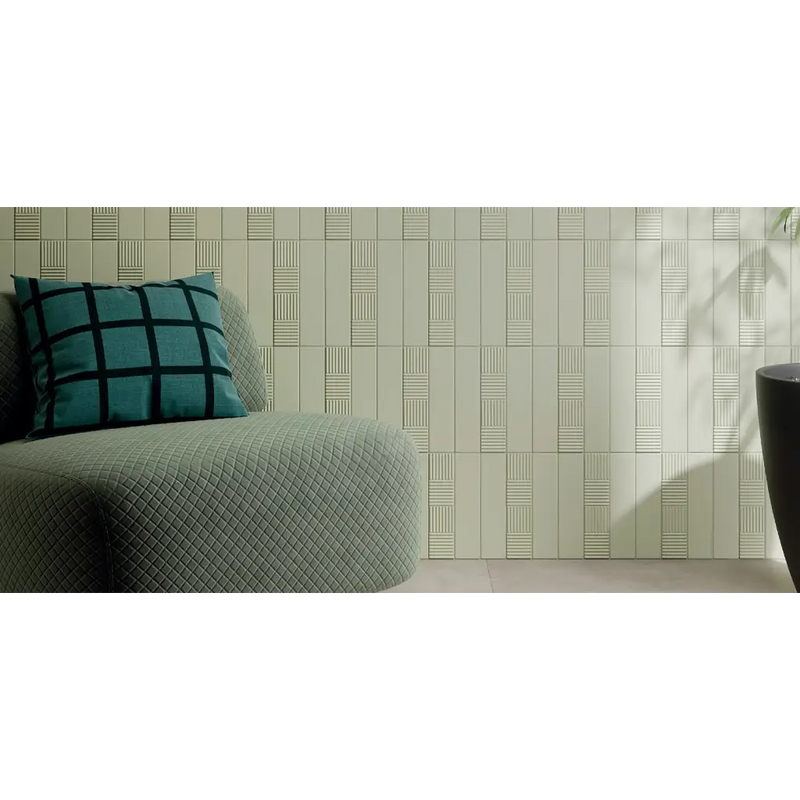 Groene textured armstoel met teal plaid kussen en witte geometrische tegels, perfect voor de bamboemat 6x25 volume sage