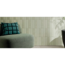 Groene textured armstoel met teal plaid kussen en witte geometrische tegel muur met volume sage mat 6x25