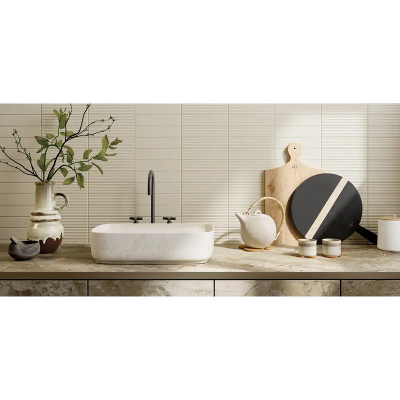 Witte marmeren wasbak met zwarte kraan en modern design op Volume Ivory Ladder mat 6x25