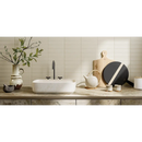 Witte marmeren wastafel met zwarte kraan en modern design op Volume Ivory Mat 6x25