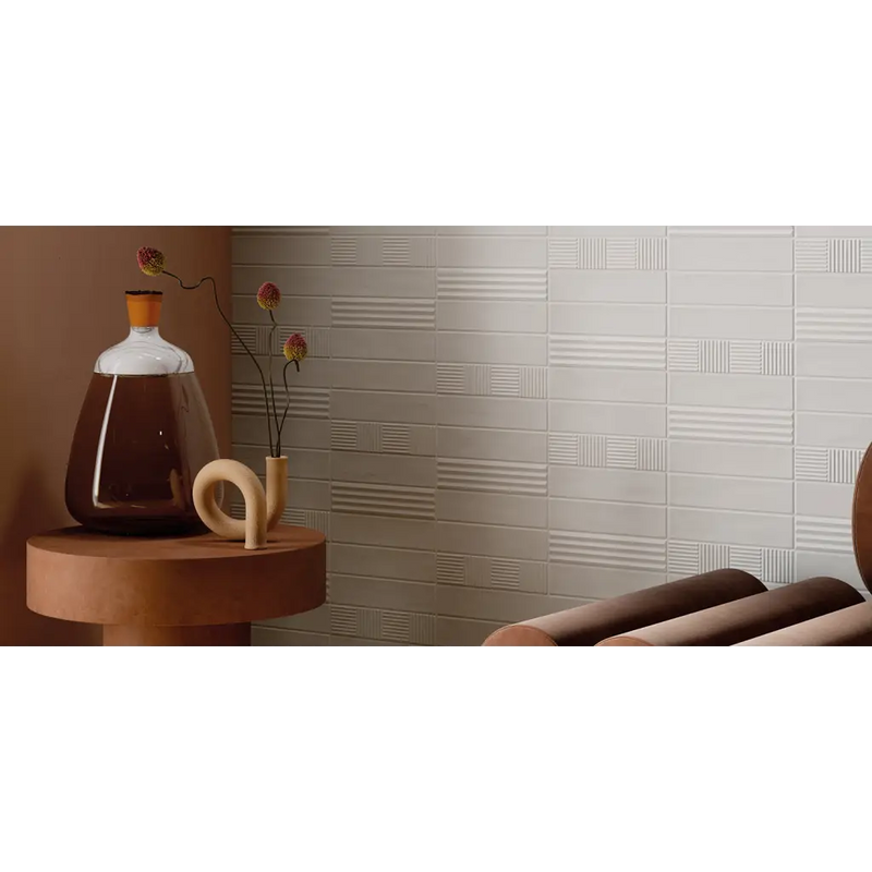 Ceramic vaas met geometrisch patroon op Volume White Bamboo mat 6x25