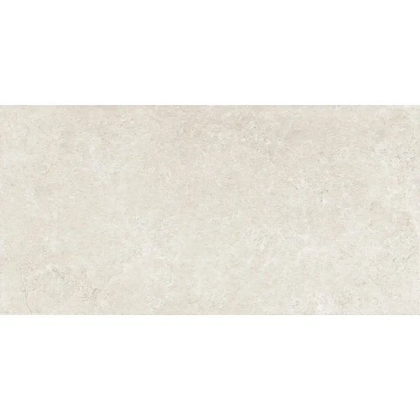 Cremekleurige textuurlijke keramische tegel met subtiele marmerpatroon van Terrastegel Trevia Ivory 60x120 rett
