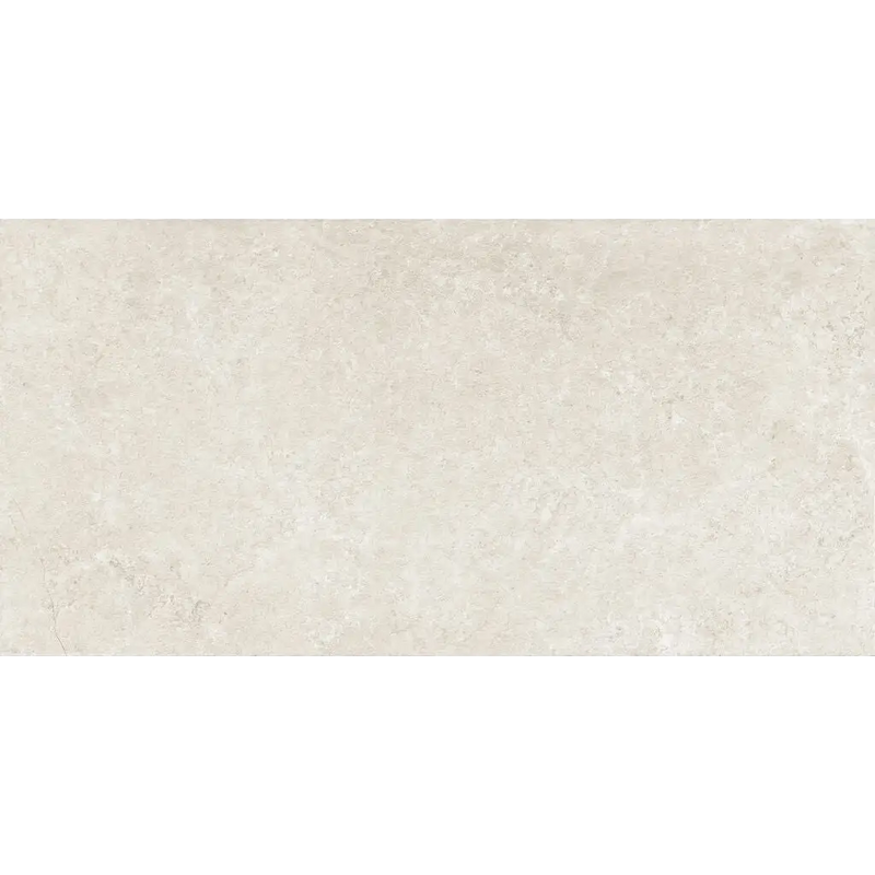 Cremekleurige textuurlijke keramische tegel met subtiele marmerpatroon van Terrastegel Trevia Ivory 60x120 rett