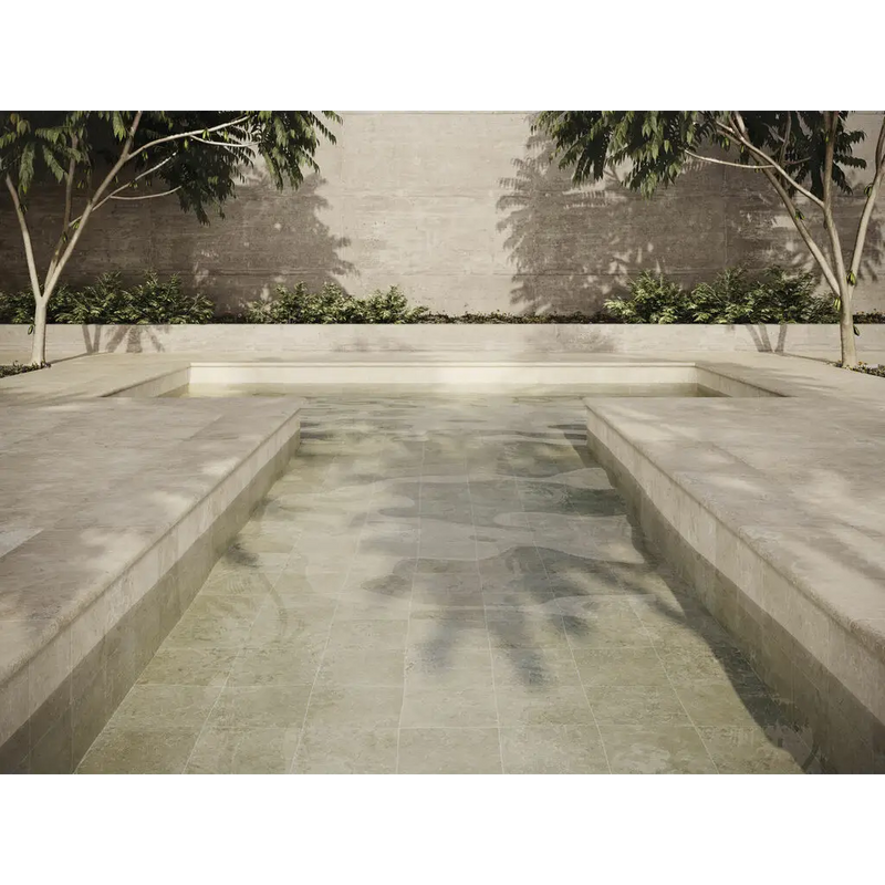 Concrete water feature met groene tegels en gebogen randen bij Terrastegel Trevia Beige 60x120 rett