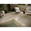 Witte wicker stoel met beige cushioned seat en backrest op terrastegel Trevia Beige 60x120 rett