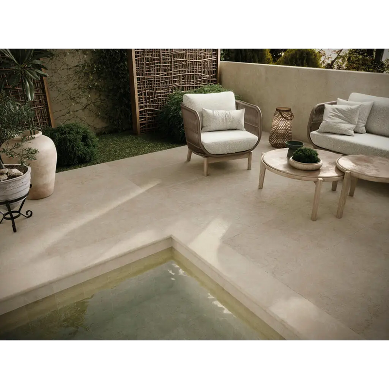 Witte wicker stoel met beige cushioned seat en backrest op terrastegel Trevia Beige 60x120 rett
