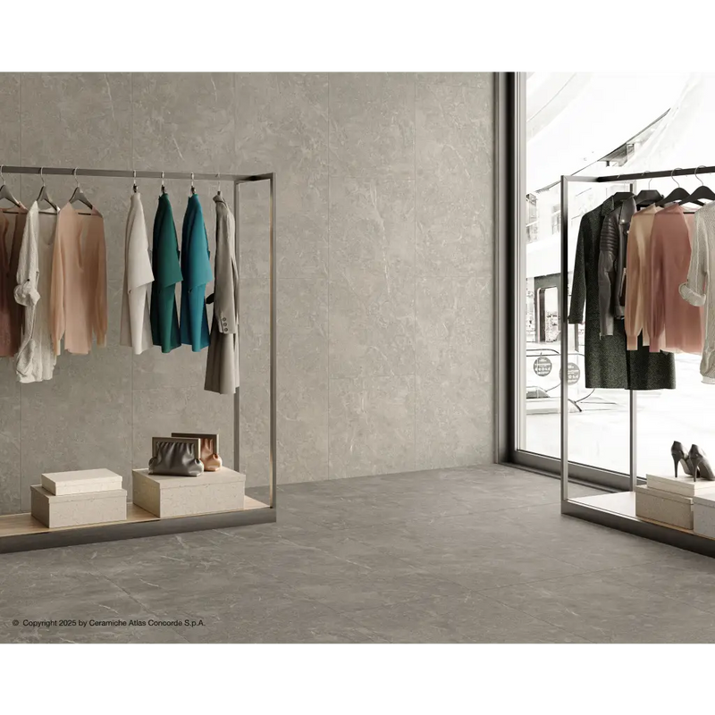 Chrome kledingrek met hangende kleding en schoenen voor duolith fossil 60x60 vloer