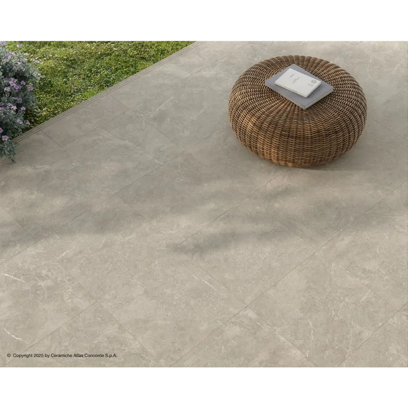 Wicker ottoman met cushion in natuurlijke tinten, perfect voor Duolith Fossil 60x60