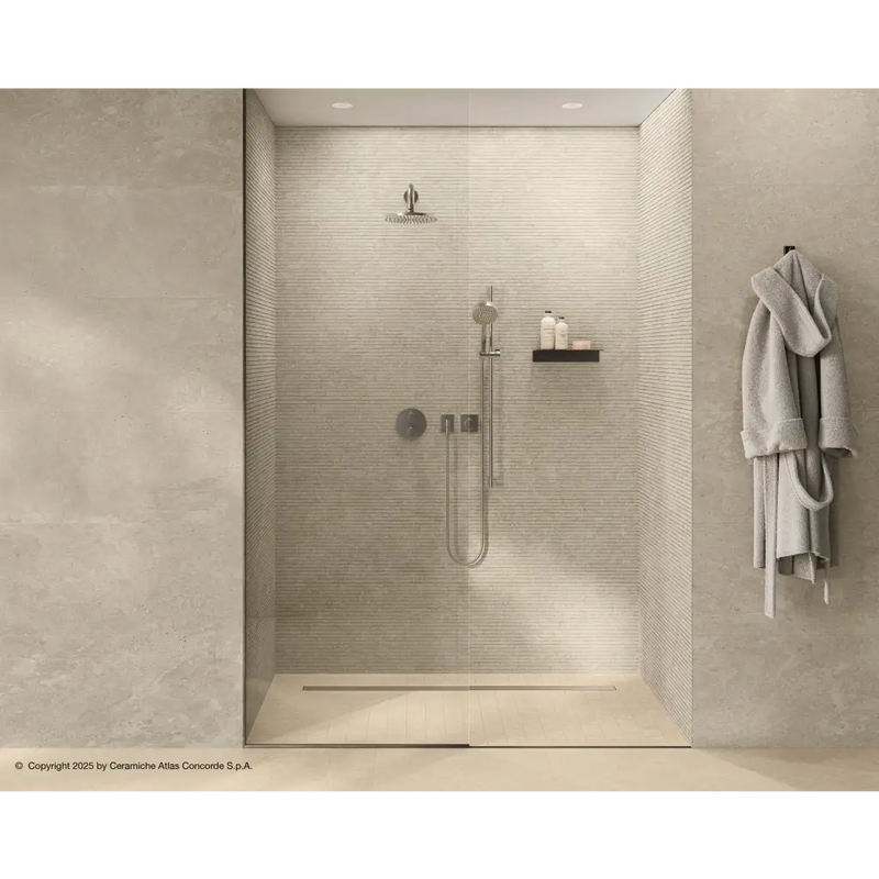 Moderne witte Duolith Ivory Wandtegel Uneven 40x80 in een strakke douchesetting