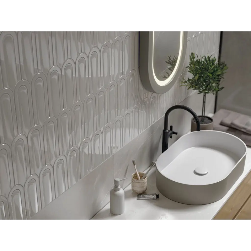 Matte grijze Gala Pearl glans 8x21 vessel wastafel met zwart kraan en modern design