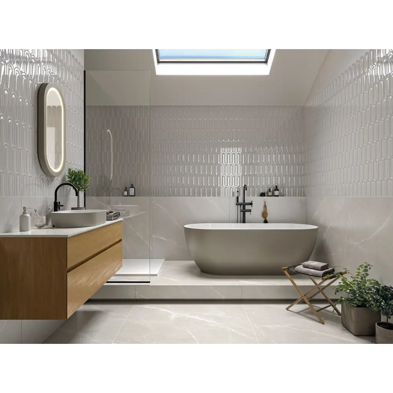 Witte marmeren vrijstaande badkuip met modern ontwerp en glazen douchewand, Gala Pearl Glans 8x21