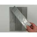 Zilveren metalen bar met textuur, passend bij Trend Tegels Grijs Glans 6x24,6