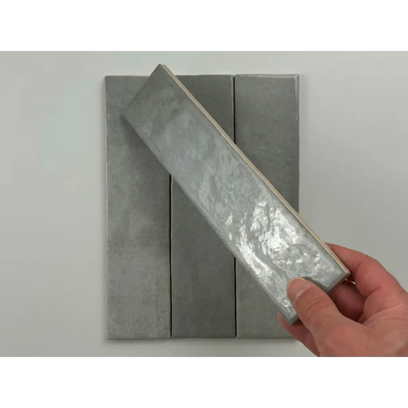 Zilveren metalen bar met textuur, passend bij Trend Tegels Grijs Glans 6x24,6